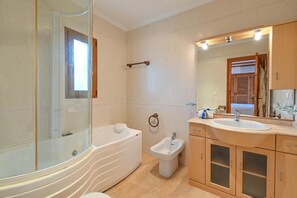 Douche, bidet, serviettes fournies