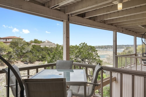 Enjoy lake views from 2 decks! Walk to pool, gym & golf course. Lake access.