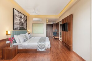 Habitación doble superior, para no fumadores, vista a la montaña | Tabla de planchar con plancha y ropa de cama 