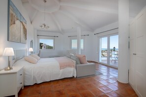 6 bedrooms, desk, iron/ironing board, WiFi