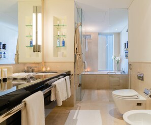 Luxury Studio, 1 Queen Bed, Non Smoking, Lake View | Living area