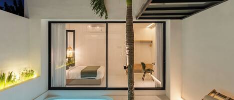 Piscine extérieure, chaises longues