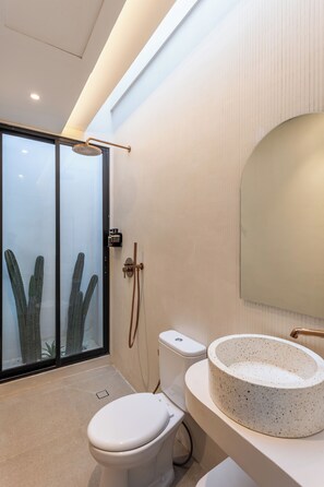 Vila Deluks | Kamar mandi | Shower, pengering rambut, handuk, dan sabun