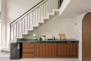 Refrigerador, cafetera/tetera, utensilios de cocina