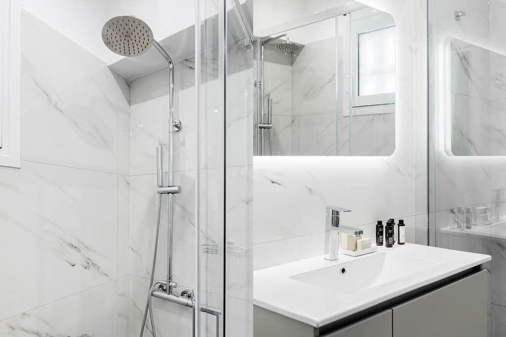 Dusche, Haartrockner, Handtücher, Seife