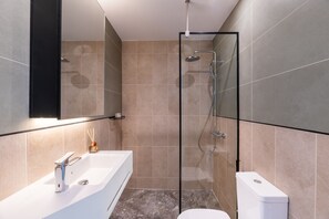 Dusche, Haartrockner, Handtücher, Seife