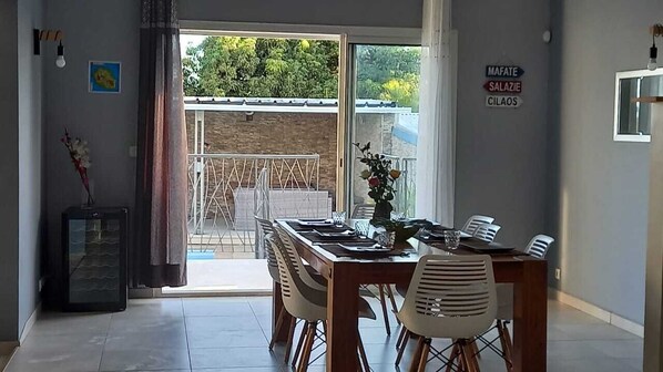 Dining - Villa Malaya Détente Assurée Piscine, Jacuzzi et Babyfoot (Saint-Pierre)