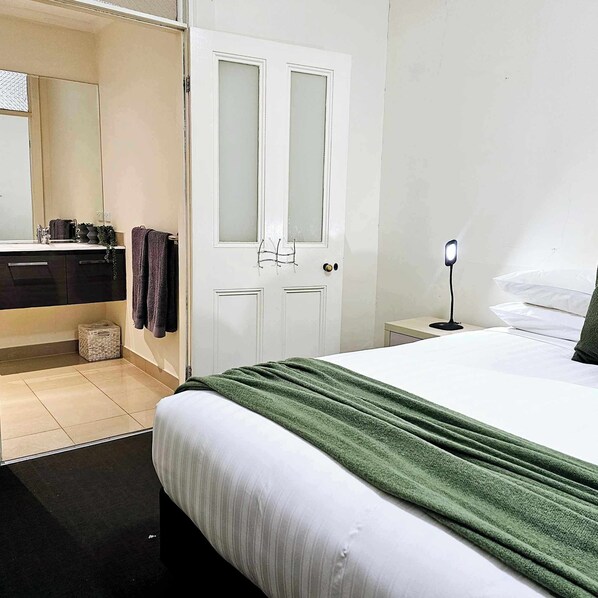 Blackout drapes, iron/ironing board, free WiFi - Bendigo Holiday Accommodation (Bendigo)