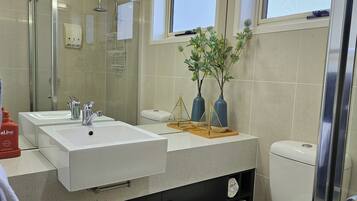 Luxury Apartment, 1 Bedroom | Bathroom | Shower, towels