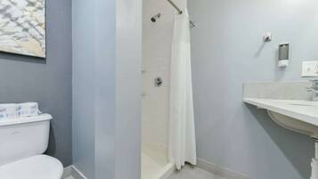 Een douche, een haardroger, handdoeken, shampoo