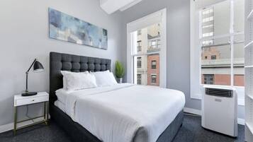 1 slaapkamer, een bureau, een strijkplank/strijkijzer, wifi