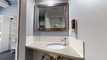 Dusch, hårtork och handdukar