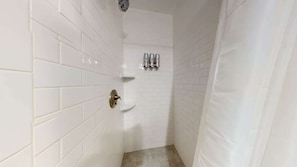 Douche, sèche-cheveux, serviettes fournies