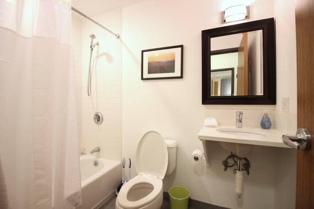 Een douche, een haardroger, handdoeken