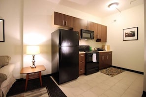 Jääkaappi, mikroaaltouuni, kahvin-/teenkeitin, leivänpaahdin