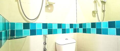 Un baño con inodoro, ducha e inodoro de lavado.