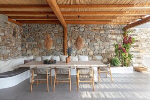 Outdoor dining - Dream View Villa, 2 min walk to the sandy beach! 11 bedroom accommodation (Kalafatis)