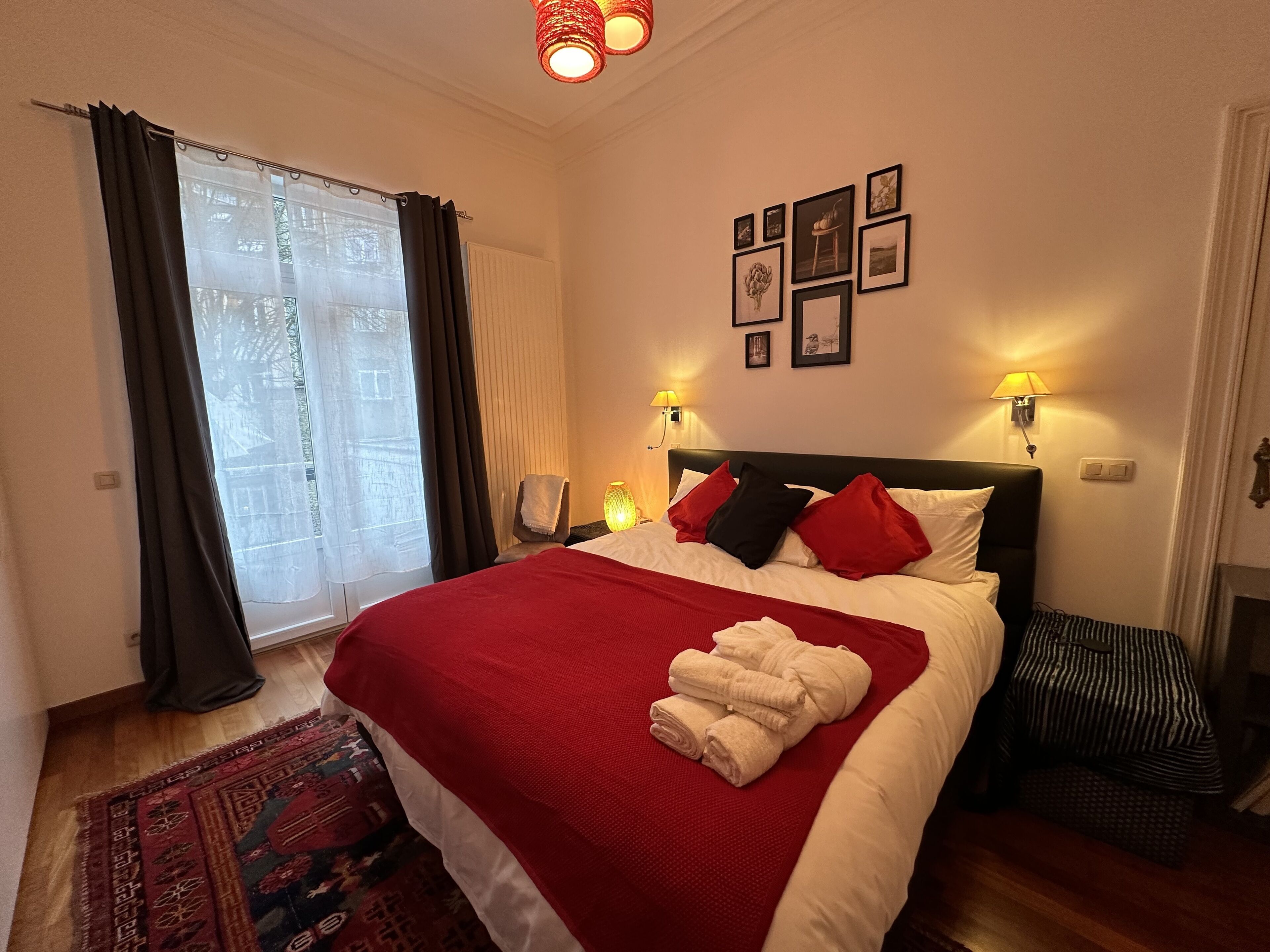 1 makuuhuone, työpöytä, silitysrauta/-lauta, vauvan matkasänky