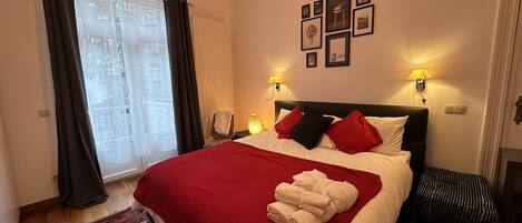 1 makuuhuone, työpöytä, silitysrauta/-lauta, vauvan matkasänky