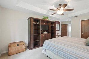 4 bedrooms, desk, iron/ironing board, free WiFi