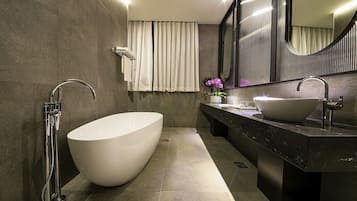 Junior Studio Suite, Non Smoking | Bathroom | Free toiletries, hair dryer, bathrobes, slippers