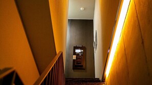 Una escalera con panel de control de elevador instalado en la pared.