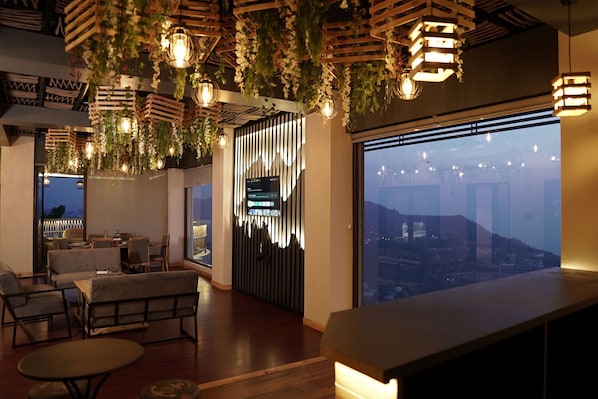 Flat-screen TV, fireplace