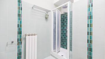 Chambre Quadruple Deluxe | Salle de bain | Douche, sĂšche-cheveux, bidet, savon