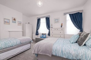 3 bedrooms, iron/ironing board, free WiFi - Hope Street | 4min walk to Beach | Central (North Yorkshire)