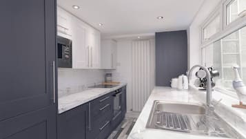 Wasserkocher mit Kaffee-/Teezubehör, Kühlschrank, Mikrowelle, Ofen