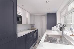 Private kitchen - Hope Street | 4min walk to Beach | Central (North Yorkshire)