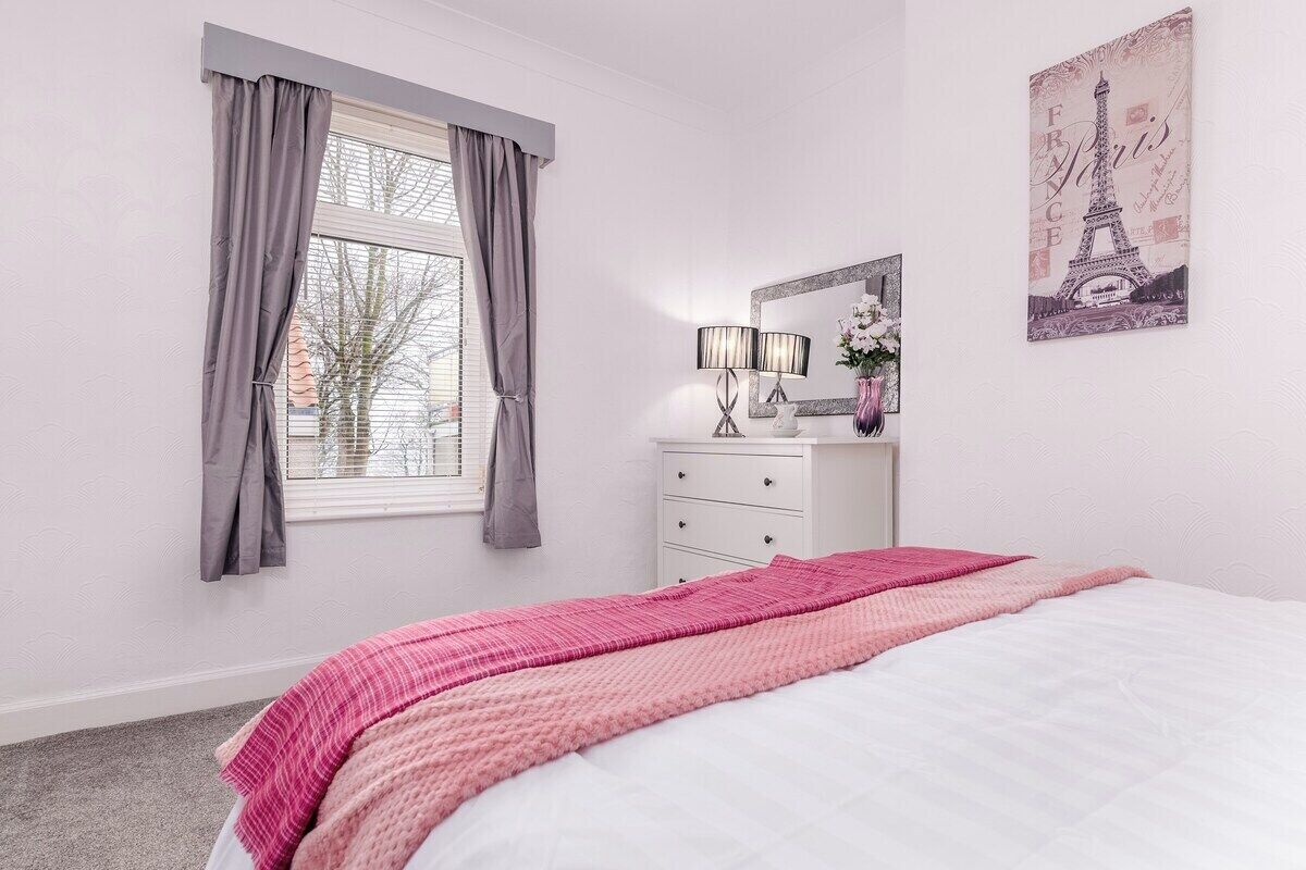 3 bedrooms, desk, iron/ironing board, internet