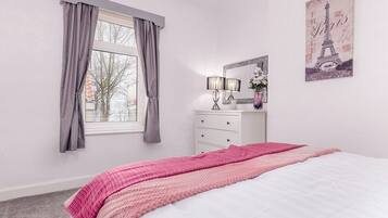3 bedrooms, desk, iron/ironing board, internet