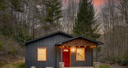 Bearâs Place by AvantStay | Cozy Mountain Cabin in Brevard + Firepit