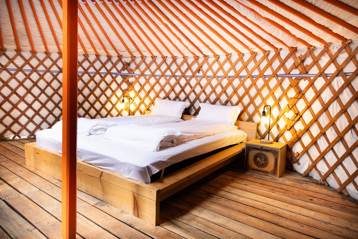1 Schlafzimmer, individuell eingerichtet, Schreibtisch, Bettwäsche