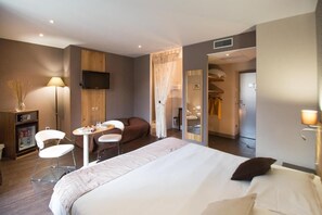 Minibar, in-room safe, individually decorated, individually furnished