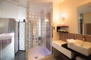 Quarto casal superluxo, vista para a cidade | Banheiro | Chuveiro, secador de cabelo, toalhas de banho 