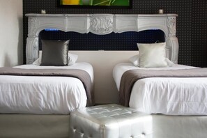 Minibar, in-room safe, individually decorated, individually furnished - Hôtel Le Turenne (Beaulieu-sur-Dordogne)