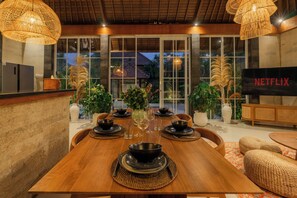 تناول الطعام داخل الغرفة