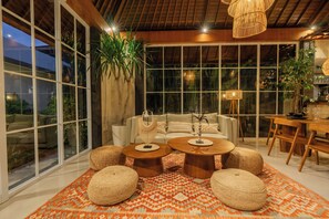 Vila família, piscina particular | Área de estar | Smart TV 55 polegadas com canais digitais, Netflix