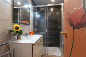 Dusj, hårføner og håndklær