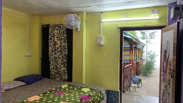 1 bedroom, bed sheets