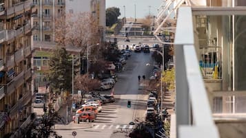 Une rue de la ville, avec des bâtiments d’un côté et une étendue d’eau de l’autre.