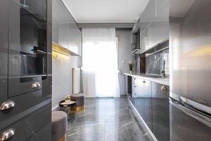 Fridge, stovetop, coffee/tea maker, toaster - Houseloft Cityscape Bliss (Thessaloniki)