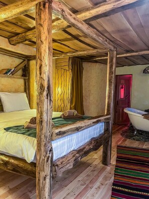1 bedroom, free WiFi, bed sheets - Euphoria, cozy romantic room with bathtub and mountain view  (Drăganului)
