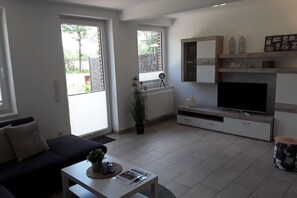 Smart TV, caminetto, tavolo da ping pong, impianto stereo