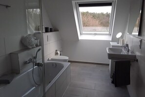 Dusche, Haartrockner, Handtücher