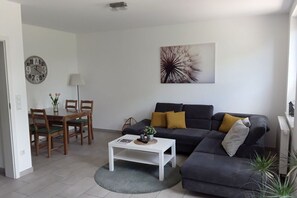 Smart TV, caminetto, tavolo da ping pong, impianto stereo