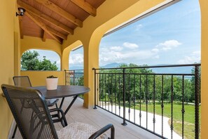 Outdoor dining - Cosy apartment in Potpican (Potpican)
