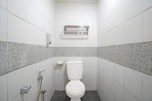 Deluxe Double Room | Bathroom | Shower, towels, soap, shampoo - Hotel O near Monas formerly Cideng Timur Residence (Jakarta)